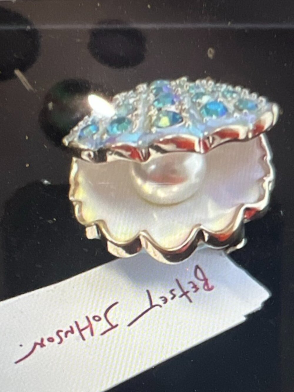 New Pretty Betsey Johnson Iridescent Scalloped Sea Shell Stretch Ring Pearl NWT